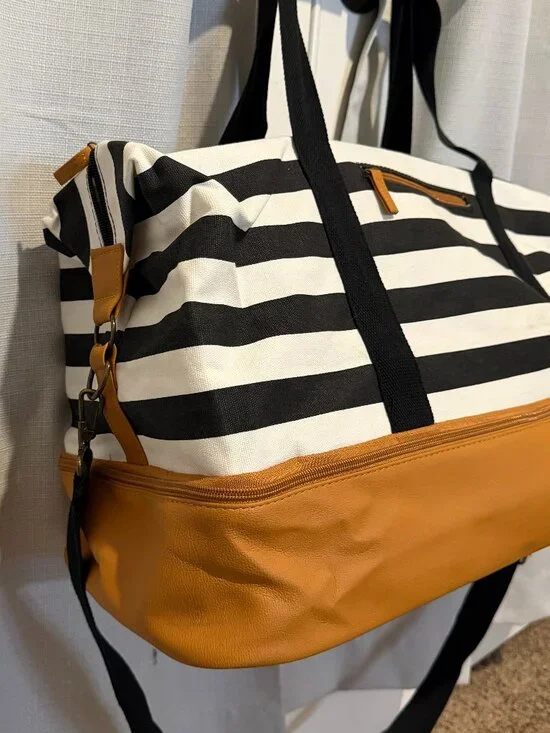 DSW Striped Travel Bag | Large Weekender Tote with Bottom Shoe Pocket - Picture 4 of 9